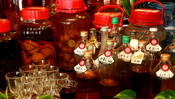 岩手・果実酒の宿 木いちご荘のオーナーが仕込む自家製果実酒のボトルコレクション