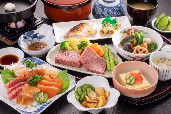 盛岡・民宿 山新の夕食に登場するいわて牛ステーキ