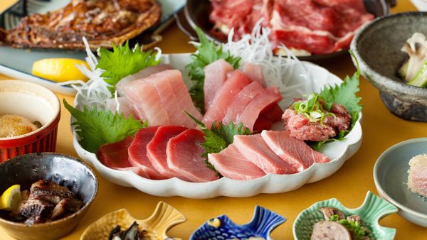 まぐろと地酒の宿 わかたけの贅沢まぐろ盛り|那智勝浦の新鮮なまぐろを豪快に盛り付けた人気料理