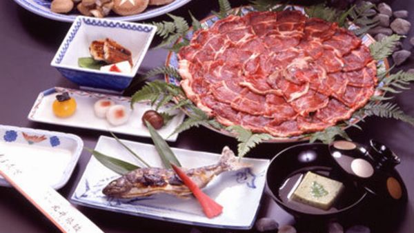 まごころの宿 丸井のぼたん鍋|冬季限定で味わえる山の幸たっぷりの名物鍋料理