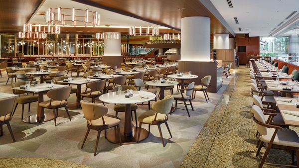 ANAインターコンチネンタルホテル東京「カスケイドカフェ」のカニ食べ放題ブッフェ|冬季限定クラブフェアでタラバ蟹とズワイ蟹を堪能