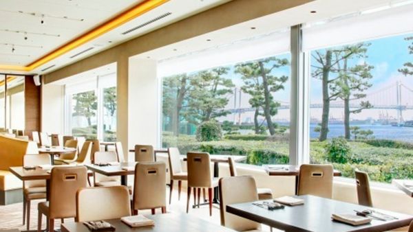 ホテル インターコンチネンタル東京ベイ「シェフズ ライブ キッチン」のカニ食べ放題ブッフェ|北海道フェアで旬の味覚を堪能