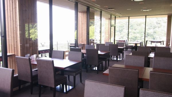 ブリーズベイ シーサイドリゾート松島の夕食ビュッフェ会場|マグロやホタテ、カニなど三陸海鮮をリーズナブルに楽しめるコスパ抜群のホテル