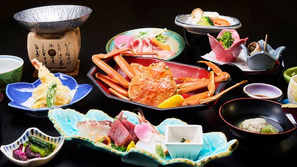 ロイヤルホテル小林「本ズワイガニコース」|釜茹での本ズワイガニ1杯付き会席。日本海の幸を贅沢に味わえる鵜の浜温泉の人気プラン。