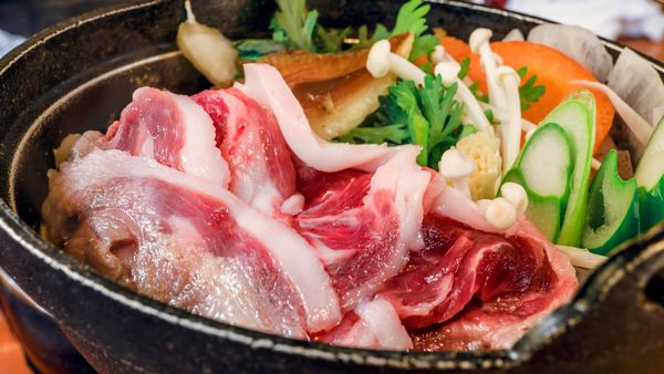 彩雲 俺の家 冬季限定シシ鍋(猪鍋)料理風景