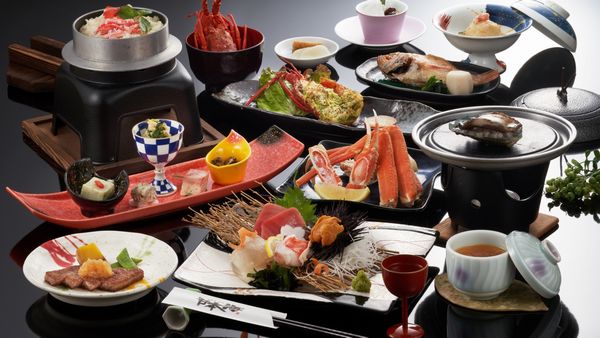 海風亭 寺泊 日本海「潮の膳」|蟹や鮑、旬魚を盛り込んだ豪華海鮮会席。蟹釜飯まで付いた港町らしい“蟹づくし”の夕食。