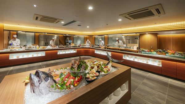 ホテル松島大観荘「磯魚（いさな）」の海鮮ビュッフェ会場｜寿司・天ぷらのライブキッチンと松島湾の絶景を楽しめる人気レストラン