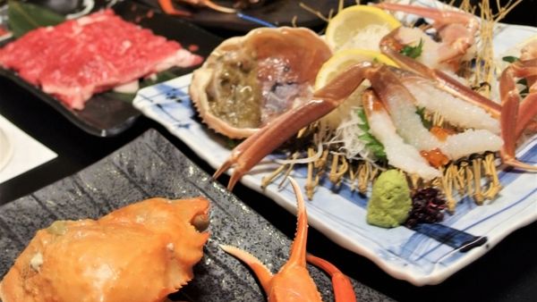 美味満開 名代家「蟹会席」|蟹味噌や茹で蟹、旬魚を盛り込んだ贅沢な会席料理。